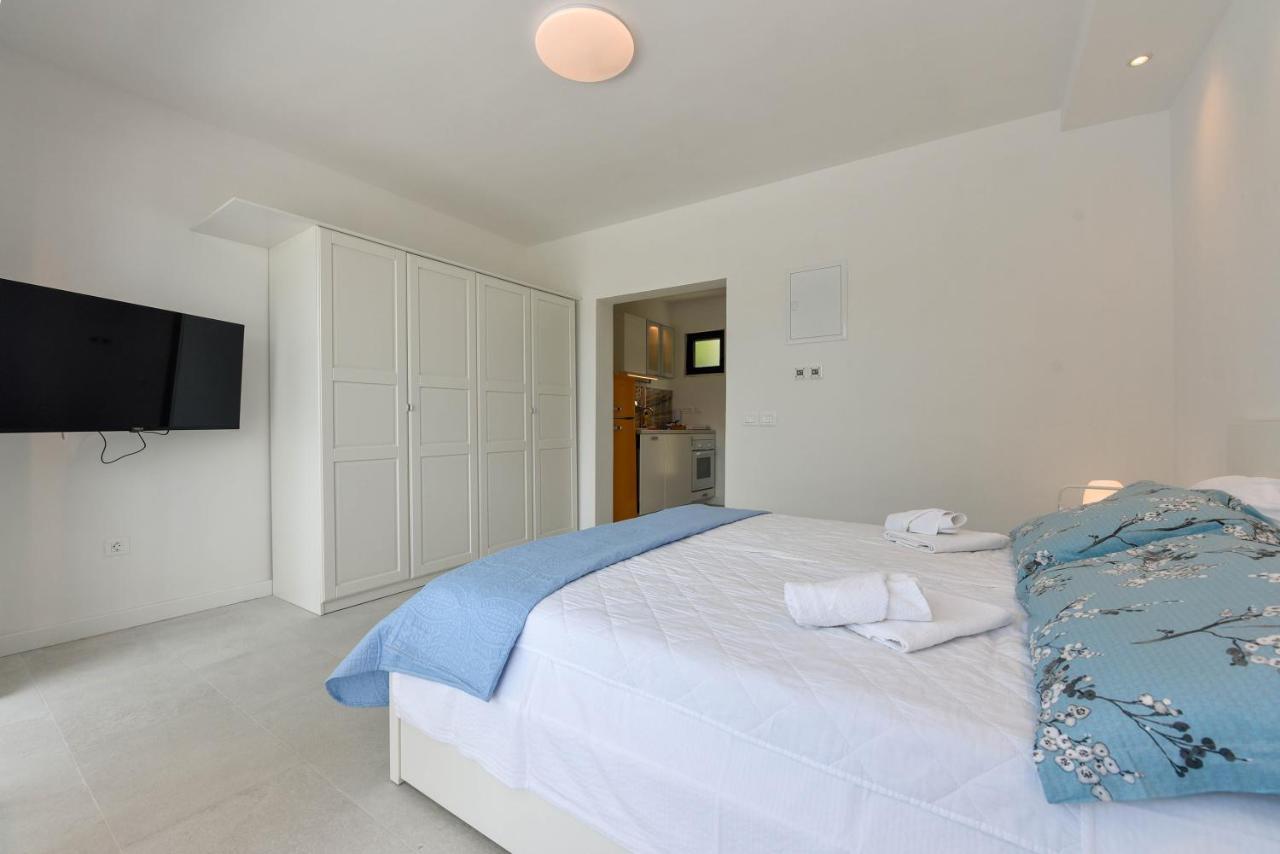 Lazaneo Seafront Apartments, Jelsa  Extérieur photo